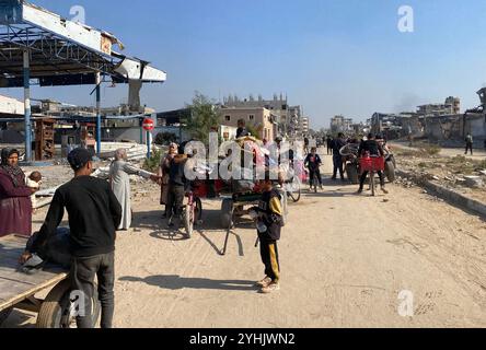 Palestiniens transportant des effets personnels sur leur chemin à Beit Hanoun, dans le Nord de Gaza en raison des récentes attaques israéliennes Palestiniens transportant des effets personnels sur leur chemin à Beit Hanoun, dans le Nord de Gaza en raison des récentes attaques israéliennes du 12 novembre 2024. Des centaines de familles palestiniennes déplacées, contraintes de fuir les abris et les camps de Beit Hanoun, ont commencé à se rendre dans des zones considérées comme plus sûres, emportant avec elles tous les effets personnels qu'elles pouvaient emporter. Photo de Hadi Daoud apaimages ville de Gaza bande de Gaza territoire palestinien 121124 Gaza HD 0049 Copyright : xapaimagesxHadixDaoudxxapaimagesx Banque D'Images