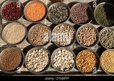 Lentilles, haricots et légumineuses exposés dans un magasin de la vieille ville de Bhavnagar, Gujarat, inde Banque D'Images