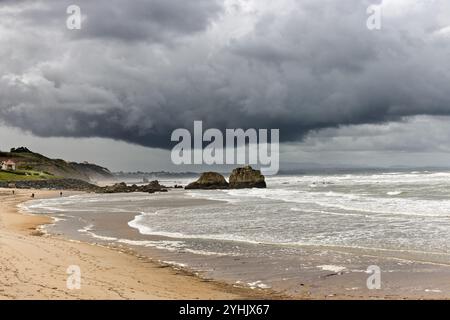 Ciel orageux, plage de la Milady, Biarritz, Pyrénées Atlantiques, France Banque D'Images