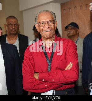 Triolet, Maurice. 11 novembre 2024. L’ancienne première ministre mauricienne Navinchandra Ramgoolam (C) attend les résultats des élections à Triolet, Maurice, le 11 novembre 2024. L'Alliance du changement, la coalition d'opposition dirigée par l'ancienne première ministre mauricienne Navinchandra Ramgoolam, a remporté dimanche les élections législatives dans ce pays insulaire. Selon les résultats définitifs publiés lundi soir, la coalition de l'opposition a remporté 60 des 62 sièges, tandis que l'Alliance populaire du premier ministre sortant Pravind Jugnauth n'a remporté aucun siège. Crédit : Li Yahui/Xinhua/Alamy Live News Banque D'Images