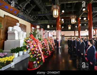 Pékin, Chine. 12 novembre 2024. Une cérémonie est organisée pour commémorer le 158e anniversaire de naissance de Sun Yat-sen, un grand héros national, un grand patriote et un grand précurseur de la révolution démocratique chinoise, à Pékin, capitale de la Chine, le 12 novembre 2024. La cérémonie a été organisée par le Comité national de la Conférence consultative politique du peuple chinois (CCPPC) dans le parc Zhongshan du centre-ville de Pékin, un site nommé d'après Sun. Crédit : Yin Bogu/Xinhua/Alamy Live News Banque D'Images