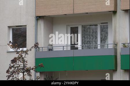 Elmshorn, Allemagne. 12 novembre 2024. Vue d'un balcon d'un immeuble d'habitation où vit l'accusé de 17 ans et a été arrêté par la police pour suspicion de terrorisme. Selon les enquêteurs, les plans d'attaque présumés d'un jeune de 17 ans originaire d'Elmshorn dans le Schleswig-Holstein étaient motivés par l'islamisme. Le parquet de Flensburg a annoncé que l'attitude extrémiste islamiste du jeune de 17 ans avait récemment débouché sur des plans suffisamment concrets pour une attaque. Le suspect a été arrêté la semaine dernière. Crédit : Marcus Brandt/dpa/Alamy Live News Banque D'Images