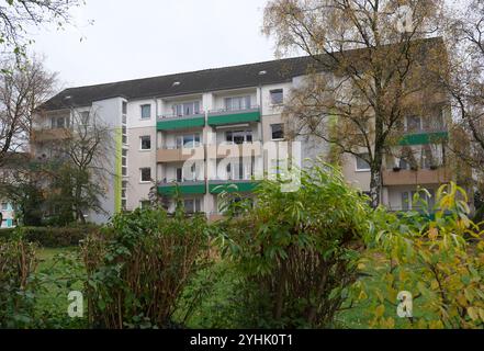 Elmshorn, Allemagne. 12 novembre 2024. Vue d'un immeuble d'habitation où vit l'accusé de 17 ans et a été arrêté par la police pour suspicion de terrorisme. Selon les enquêteurs, les plans d'attaque présumés d'un jeune de 17 ans originaire d'Elmshorn dans le Schleswig-Holstein étaient motivés par l'islamisme. Le parquet de Flensburg a annoncé que l'attitude extrémiste islamiste du jeune de 17 ans avait récemment débouché sur des plans suffisamment concrets pour une attaque. Le suspect a été arrêté la semaine dernière. Crédit : Marcus Brandt/dpa/Alamy Live News Banque D'Images