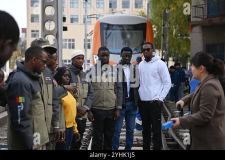 Tianjin. 11 novembre 2024. Un enseignant guide les stagiaires guinéens sur la façon d'utiliser l'instrument de mesure de l'écartement des rails au Tianjin Railway Technical and Vocational College dans le nord de la Chine, Tianjin, 11 novembre 2024. Environ 40 stagiaires guinéens suivraient récemment une formation professionnelle de 90 jours sur les technologies ferroviaires au Tianjin Railway Technical and Vocational College. Cette formation, qui est appréciée par ces stagiaires, est un paradigme de la coopération internationale en matière d'enseignement professionnel de la Chine qui soutient l'initiative Belt and Road et approfondit les échanges culturels. Crédit : Li Ran/Xinhua/Alamy Live News Banque D'Images