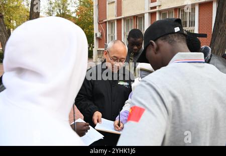 Tianjin. 11 novembre 2024. Un enseignant guide les stagiaires guinéens sur la façon d'utiliser l'instrument de mesure au Tianjin Railway Technical and Vocational College dans le nord de la Chine, Tianjin, 11 novembre 2024. Environ 40 stagiaires guinéens suivraient récemment une formation professionnelle de 90 jours sur les technologies ferroviaires au Tianjin Railway Technical and Vocational College. Cette formation, qui est appréciée par ces stagiaires, est un paradigme de la coopération internationale en matière d'enseignement professionnel de la Chine qui soutient l'initiative Belt and Road et approfondit les échanges culturels. Crédit : Li Ran/Xinhua/Alamy Live News Banque D'Images
