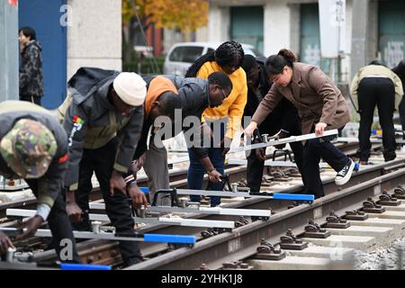 Tianjin. 11 novembre 2024. Un enseignant guide les stagiaires guinéens sur la façon d'utiliser l'instrument de mesure de l'écartement des rails au Tianjin Railway Technical and Vocational College dans le nord de la Chine, Tianjin, 11 novembre 2024. Environ 40 stagiaires guinéens suivraient récemment une formation professionnelle de 90 jours sur les technologies ferroviaires au Tianjin Railway Technical and Vocational College. Cette formation, qui est appréciée par ces stagiaires, est un paradigme de la coopération internationale en matière d'enseignement professionnel de la Chine qui soutient l'initiative Belt and Road et approfondit les échanges culturels. Crédit : Li Ran/Xinhua/Alamy Live News Banque D'Images