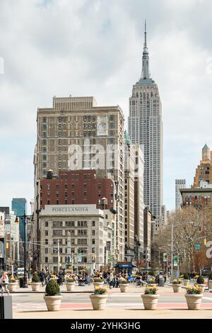 New York City, États-Unis - 15 avril 2017 : foules de gens marchant à travers Times Square avec des lumières vives et des panneaux d'affichage éclairant la zone. Banque D'Images