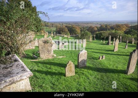 Village de Boughton Monchelsea, Kent, Royaume-Uni. Vue depuis le cimetière de l'église St Peter, surplombant le parc de cerfs et le Weald of Kent. Novembre Banque D'Images