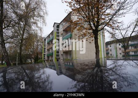 Elmshorn, Allemagne. 12 novembre 2024. Vue d'un immeuble d'habitation où vit l'accusé de 17 ans et a été arrêté par la police pour suspicion de terrorisme. Selon les enquêteurs, les plans d'attaque présumés d'un jeune de 17 ans originaire d'Elmshorn dans le Schleswig-Holstein étaient motivés par l'islamisme. Le parquet de Flensburg a annoncé que l'attitude extrémiste islamiste du jeune de 17 ans avait récemment conduit à des plans suffisamment concrets pour une attaque. Le suspect a été arrêté la semaine dernière. Crédit : Marcus Brandt/dpa/Alamy Live News Banque D'Images