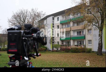 Elmshorn, Allemagne. 12 novembre 2024. Une caméra est pointée vers un immeuble d'habitation où vit l'accusé de 17 ans et a été arrêté par la police pour suspicion de terrorisme. Selon les enquêteurs, les plans d'attaque présumés d'un jeune de 17 ans originaire d'Elmshorn dans le Schleswig-Holstein étaient motivés par l'islamisme. Le parquet de Flensburg a annoncé que l'attitude extrémiste islamiste du jeune de 17 ans avait récemment débouché sur des plans suffisamment concrets pour une attaque. Le suspect a été arrêté la semaine dernière. Crédit : Marcus Brandt/dpa/Alamy Live News Banque D'Images