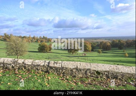 Village de Boughton Monchelsea, Kent, Royaume-Uni. Vue depuis le cimetière de l'église St Peter, surplombant le parc de cerfs et le Weald of Kent. Novembre Banque D'Images