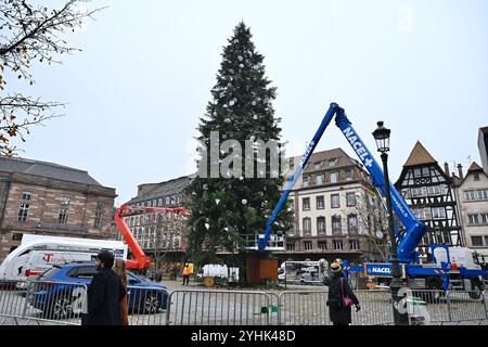 Strasbourg, France. 12 novembre 2024. Le marché de Noël, les décorations et le grand arbre de Strasbourg s’apprêtent à ouvrir du 27 novembre au 24 décembre 2024. 11 novembre 2024, Strasbourg Nord-est de la France. Photo de Nicolas Roses/ABACAPRESS. COM Credit : Abaca Press/Alamy Live News Banque D'Images