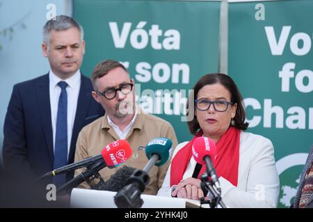 (Gauche droite) Pearse Doherty, porte-parole sur le logement Eoin O Broin et la chef du Sinn Fein Mary Lou McDonald lancent les propositions de leur parti pour rendre le logement abordable et ramener la propriété à la portée des travailleurs à Clondalkin, Dublin, avant les élections générales du 29 novembre. Date de la photo : mardi 12 novembre 2024. Banque D'Images