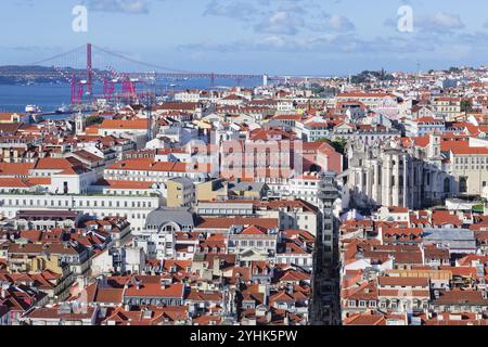 Vue sur Lisbonne, l'ascenseur Santa Justa et l'église et le couvent de notre-Dame du Mont Carmel, Portugal, Europe Banque D'Images