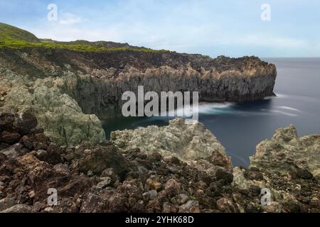 Ponta do Mistério est l’une des zones côtières les plus attrayantes de Terceira, dotée de criques de lave et de promontoires. Banque D'Images