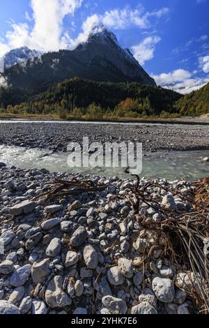 Rivière, lit de rivière, rivière sauvage, ensoleillé, montagnes, Rissbach, Risstal, montagnes Karwendel, Tyrol, Autriche, Europe Banque D'Images