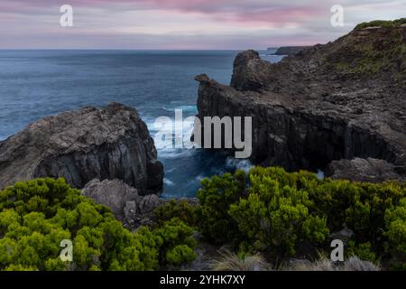 Ponta do Mistério est l’une des zones côtières les plus attrayantes de Terceira, dotée de criques de lave et de promontoires. Banque D'Images