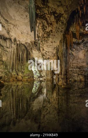 Grosses stalactites et lac souterrain, grotte de stalactites Grotta di Nettuno, grotte de Neptune, Capo Caccia, près d'Alghero, Sardaigne, Italie, Europe Banque D'Images