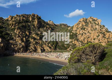 Rochers rouges et plage pittoresque, Spiaggia di Cala Li Cossi, Costa Paradiso, Sardaigne, Italie, Europe Banque D'Images