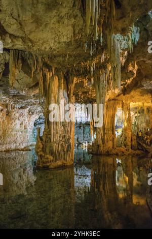 Grosses stalactites et lac souterrain, grotte de stalactites, Grotta di Nettuno, grotte de Neptune, Capo Caccia, près d'Alghero, Sardaigne, Italie, Europe Banque D'Images