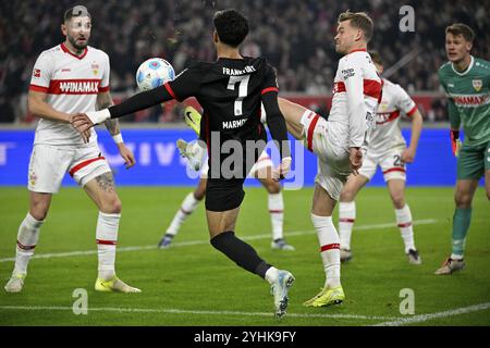 Duel, action Omar Marmoush Eintracht Frankfurt SGE (07) contre Maximilian Mittelstaedt VfB Stuttgart (07) Jeff Chabot VfB Stuttgart (24) MHPArena, MH Banque D'Images