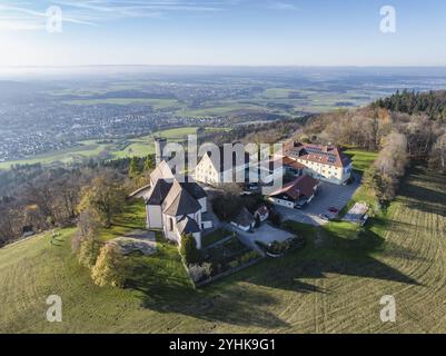 Vue aérienne du Dreifaltigkeitsberg de 983 mètres de haut dans le quartier de Spaichingen avec l'église de pèlerinage, Dreifaltigkeitskirche et l'ancienne mona Banque D'Images