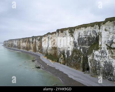 Vue aérienne de la côte d'Albâtre dans une brume légère, Saint-Valery-en-Caux, Normandie, France, Europe Banque D'Images