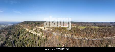 Vue aérienne, panorama du Dreifaltigkeitsberg de 983 mètres de haut dans le quartier de Spaichingen avec l'église de pèlerinage, Dreifaltigkeitskirche et F. Banque D'Images