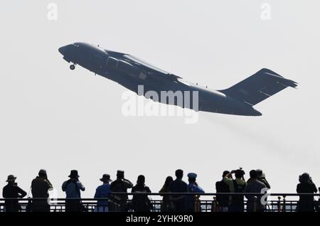 ZHUHAI, CHINE - 12 NOVEMBRE 2024 - Oil Transportation 20, un pétrolier de l'armée de l'air chinoise, effectue un vol pendant le salon aérien de Zhuhai Banque D'Images