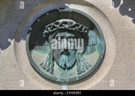 Portrait du Christ, Jésus avec la couronne d'épines, relief, pour commémorer, à la mémoire de l'Oberstadtkirche et du Gottesacker, pierre commémorative à th Banque D'Images
