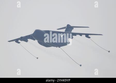 ZHUHAI, CHINE - 12 NOVEMBRE 2024 - Oil Transportation 20, un pétrolier de l'armée de l'air chinoise, effectue un vol pendant le salon aérien de Zhuhai Banque D'Images