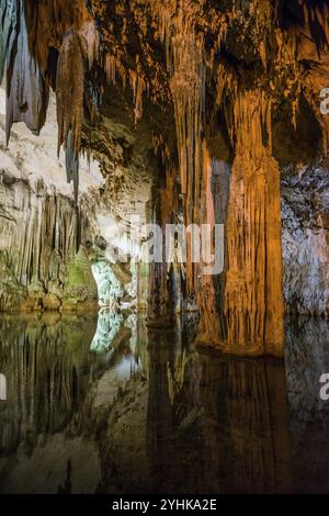 Grosses stalactites et lac souterrain, grotte de stalactites, Grotta di Nettuno, grotte de Neptune, Capo Caccia, près d'Alghero, Sardaigne, Italie, Europe Banque D'Images