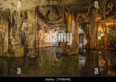 Grosses stalactites et lac souterrain, grotte de stalactites, Grotta di Nettuno, grotte de Neptune, Capo Caccia, près d'Alghero, Sardaigne, Italie, Europe Banque D'Images