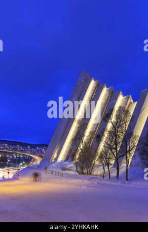 Illuminé Ishavskatedralen ou cathédrale de la mer de glace en hiver, derrière le pont Tromso, crépuscule, Tromso, Troms, Norvège, Europe Banque D'Images