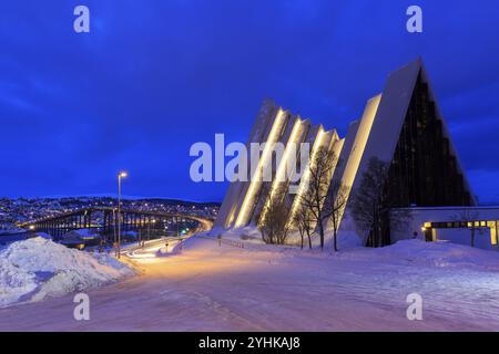 Illuminé Ishavskatedralen ou cathédrale de la mer de glace en hiver, derrière le pont Tromso, crépuscule, Tromso, Troms, Norvège, Europe Banque D'Images