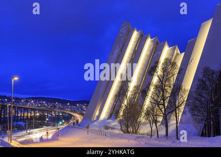 Illuminé Ishavskatedralen ou cathédrale de la mer de glace en hiver, derrière le pont Tromso, crépuscule, Tromso, Troms, Norvège, Europe Banque D'Images