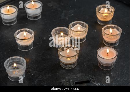 Bougies sacrificielles dans l'église paroissiale de Saint-Alexandre, Ofterschwang, Allgaeu, Bavière, Allemagne, Europe Banque D'Images