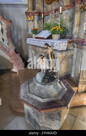 Autel latéral et fonts baptismaux, église paroissiale de Saint-Alexandre, Ofterschwang, Allgaeu, Bavière, Allemagne, Europe Banque D'Images