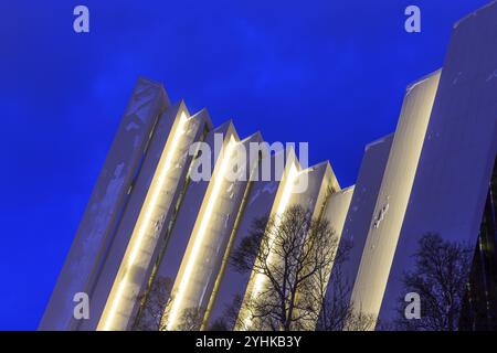 Illuminé Ishavskatedralen ou cathédrale de la mer de glace en hiver, crépuscule, Tromso, Troms, Norvège, Europe Banque D'Images