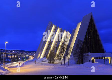 Illuminé Ishavskatedralen ou cathédrale de la mer de glace en hiver, derrière le pont Tromso, crépuscule, Tromso, Troms, Norvège, Europe Banque D'Images