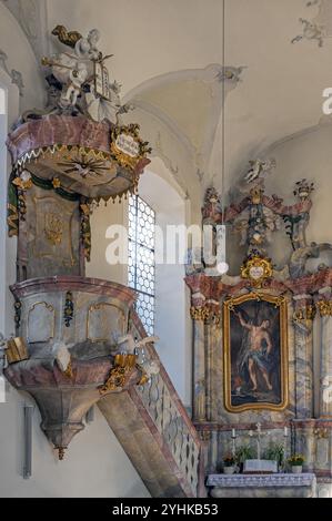 Chaire et autel latéral, église paroissiale de Saint-Alexandre, Ofterschwang, Allgaeu, Bavière, Allemagne, Europe Banque D'Images