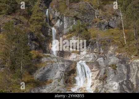 Chute d'eau Sulzer dans la gorge Almbachklamm en automne, Berchtesgaden, Berchtesgadener Land, haute-Bavière, Bavière, Allemagne, Europe Banque D'Images