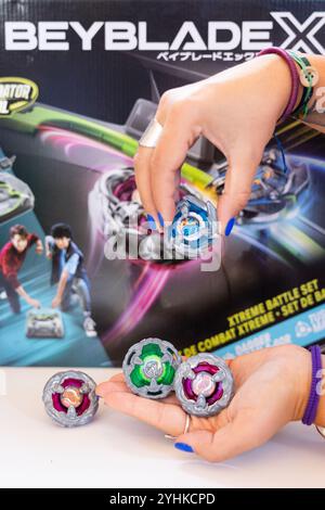 SOUS EMBARGO À 0001 MERCREDI 13 NOVEMBRE 2024. Londres, Royaume-Uni. Mardi 12 novembre 2024. Le coffret de combat Beyblade X Xtreme, un des jouets de la liste de Noël DreamToys mis en place par la Toy Retailers Association qui a été dévoilé pour cette année. La liste est une prédiction de ce qui devrait être les nouveaux jouets les plus chauds dans la rue principale en cette saison festive. Crédit : Katie Collins/EMPICS/Alamy Live News Banque D'Images