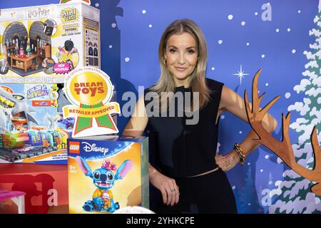 SOUS EMBARGO À 0001 MERCREDI 13 NOVEMBRE 2024. Londres, Royaume-Uni. Mardi 12 novembre 2024. Helen Skelton avec quelques-uns des jouets de la liste de Noël DreamToys mis sur pied par la Toy Retailers Association qui a été dévoilée pour cette année. La liste est une prédiction de ce qui devrait être les nouveaux jouets les plus chauds dans la rue principale en cette saison festive. Crédit : Katie Collins/EMPICS/Alamy Live News Banque D'Images