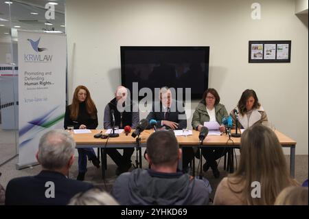 L'avocat de la famille Kevin Winters (au centre) avec la famille du jumper Katie Simpson, (de gauche à droite) sœur Christine, père Jason, mère Noleen, et sœur Rebecca, s'adressant aux médias lors d'une conférence de presse au KRW Solicitors à Belfast après avoir reçu le rapport de l'ombudsman de la police sur la mort de Mme Simpson, décédée à l'hôpital Altnagelvin en 2020, une semaine après un incident à Gortnessy Meadows, Lettershandoney. Date de la photo : mardi 12 novembre 2024. Banque D'Images