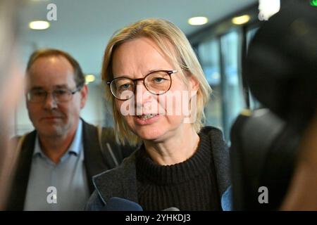 Erfurt, Allemagne. 12 novembre 2024. Katja Wolf (BSW) vient au parlement de Thuringe pour des négociations de coalition. Les dirigeants de la CDU, de la BSW et du SPD veulent examiner les résultats des groupes de travail et discuter des questions litigieuses. Crédit : Martin Schutt/dpa/Alamy Live News Banque D'Images