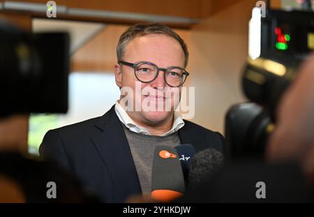 Erfurt, Allemagne. 12 novembre 2024. Mario Voigt (CDU) se présente au parlement de Thuringe pour des négociations de coalition. Les dirigeants de la CDU, de la BSW et du SPD veulent examiner les résultats des groupes de travail et discuter des questions litigieuses. Crédit : Martin Schutt/dpa/Alamy Live News Banque D'Images