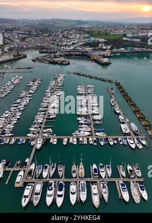 Vue aérienne de la marina et du port de Brixham sur la côte sud du Devon dans le sud-ouest de l'Angleterre. Banque D'Images