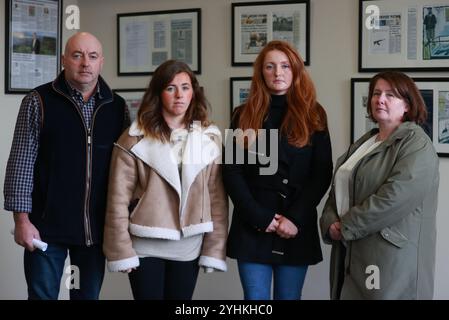 La famille du sauteur d'obstacles Katie Simpson, (de gauche à droite) père Jason Simpson, soeurs Rebecca et Christine Simpson avec mère Noleen Mullan suite à une conférence de presse au KRW Solicitors à Belfast après avoir reçu le rapport du Médiateur de la police sur la mort de Mme Simpson, décédée à l'hôpital Altnagelvin en 2020, une semaine après un incident à Gortnessy Meadows, Lettershandoney. Date de la photo : mardi 12 novembre 2024. Banque D'Images