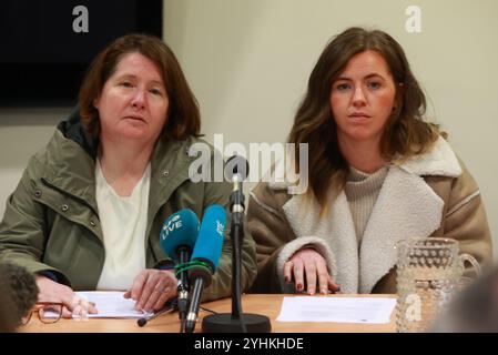 La famille du jumper Katie Simpson, de la mère Noleen Mullan et de la sœur Rebecca Simpson, lors d'une conférence de presse au KRW Solicitors à Belfast après avoir reçu le rapport du Médiateur de la police sur la mort de Mme Simpson, décédée à l'hôpital Altnagelvin en 2020, une semaine après un incident à Gortnessy Meadows, Lettershandoney. Date de la photo : mardi 12 novembre 2024. Banque D'Images